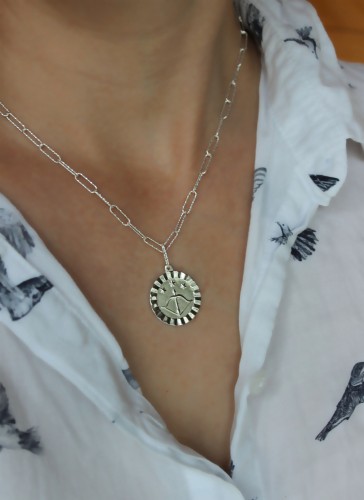 Naszyjnik z medalionem to najlepsza forma talizmanu. Moneta na łańcuszku. Motywujący naszyjnik. medalion. amulet talizman. Mierz wysoko.  Medalion srebrny