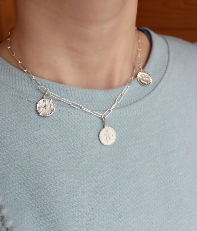 Naszyjnik z medalikami to najlepsza forma talizmanu. Monetki  na łańcuszku. Motywujący naszyjnik. medaliony. amulet talizman. Choker