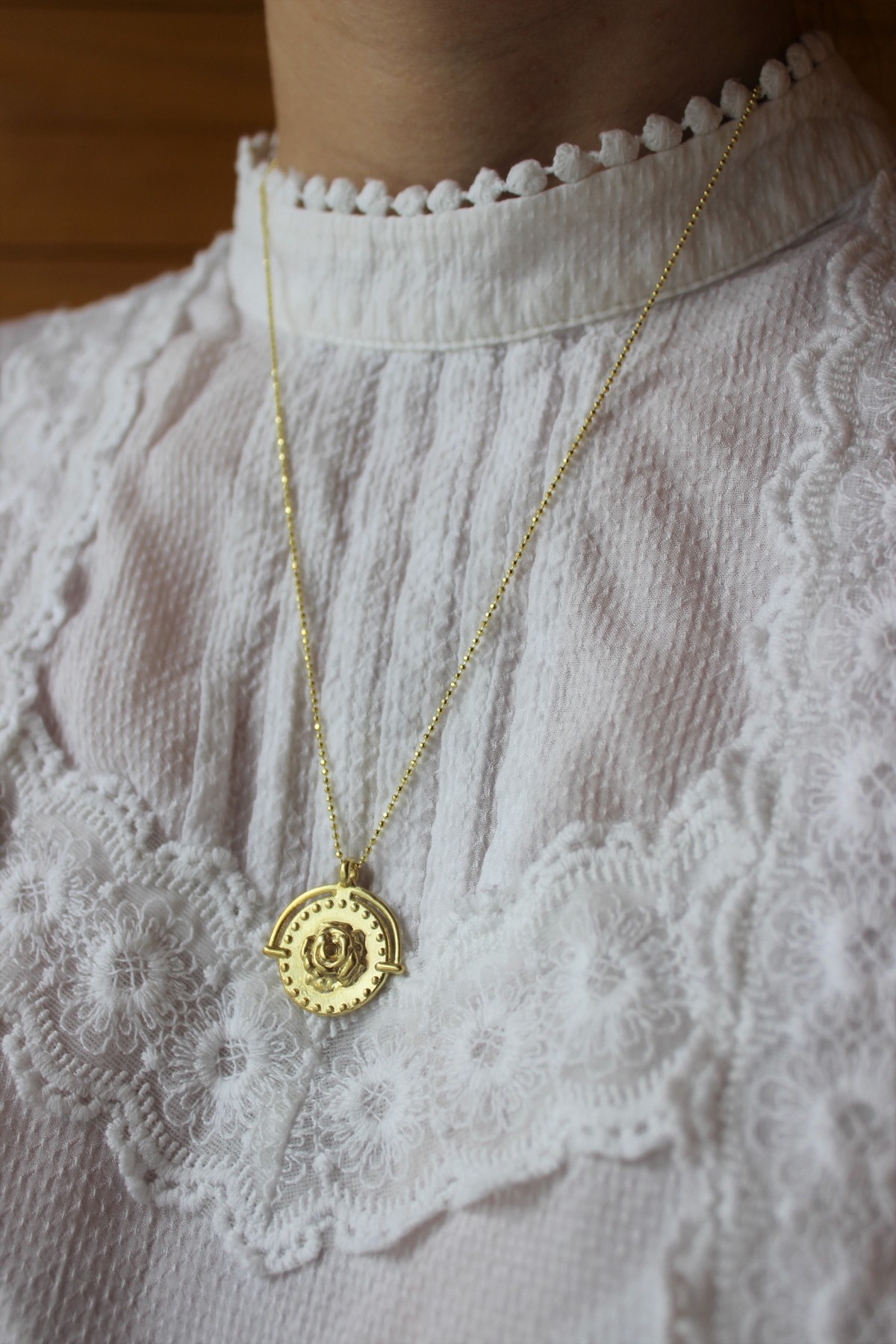 roza, medalion róża, talizman, amulet. róża. kielich kwiatu. naszyjnik z kwiatem. medalion kwiat.  Naszyjnik z medalionem. Biżuteria autorska. Naszyjnik moneta 3d. Naszyjnik z moneta. Medaliony na łańcuszku. Naszyjnik talizman. Amulet. naszyjnik z różą