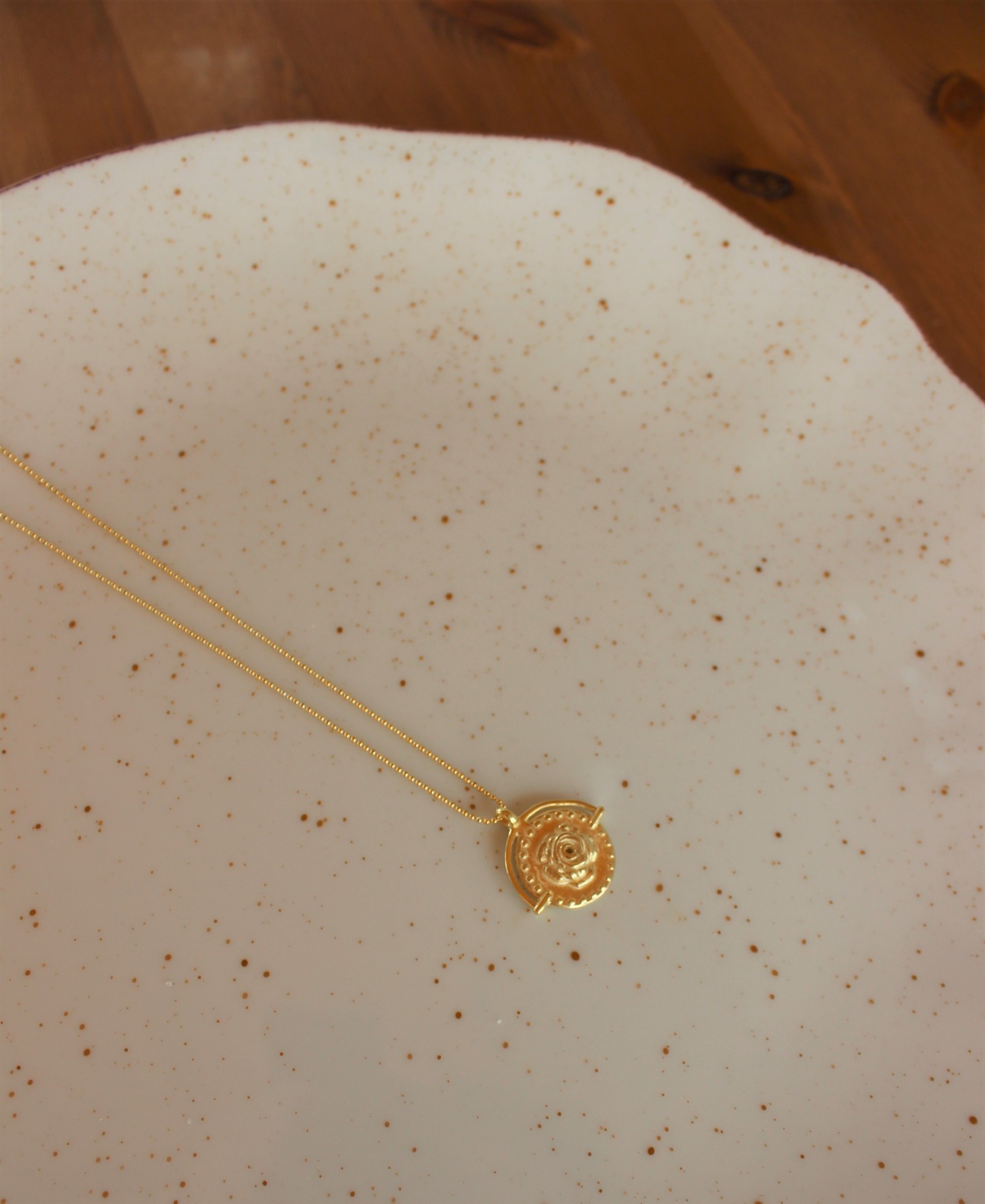 roza, medalion róża, talizman, amulet. róża. kielich kwiatu. naszyjnik z kwiatem. medalion kwiat.  Naszyjnik z medalionem. Biżuteria autorska. Naszyjnik moneta 3d. Naszyjnik z moneta. Medaliony na łańcuszku. Naszyjnik talizman. Amulet. naszyjnik z różą