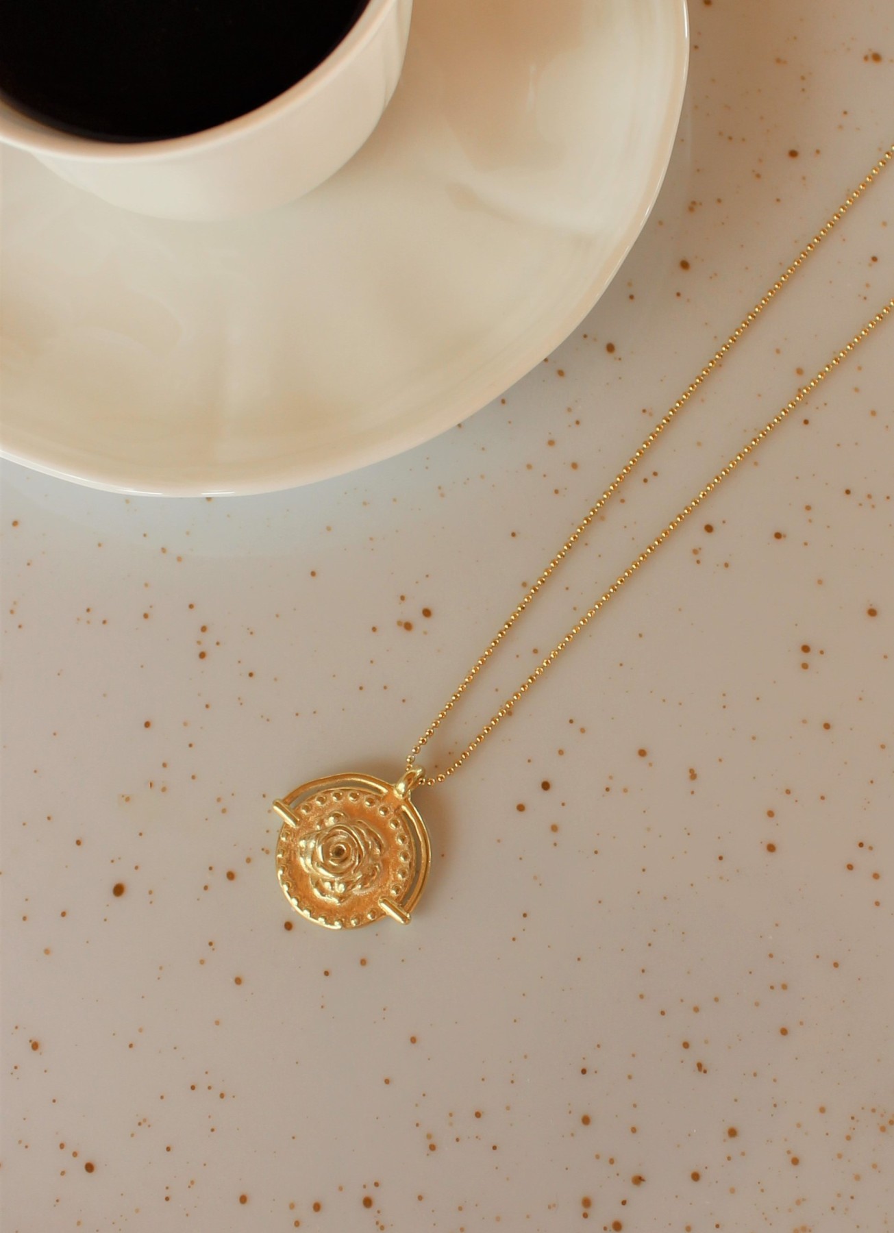 roza, medalion róża, talizman, amulet. róża. kielich kwiatu. naszyjnik z kwiatem. medalion kwiat.  Naszyjnik z medalionem. Biżuteria autorska. Naszyjnik moneta 3d. Naszyjnik z moneta. Medaliony na łańcuszku. Naszyjnik talizman. Amulet. naszyjnik z różą