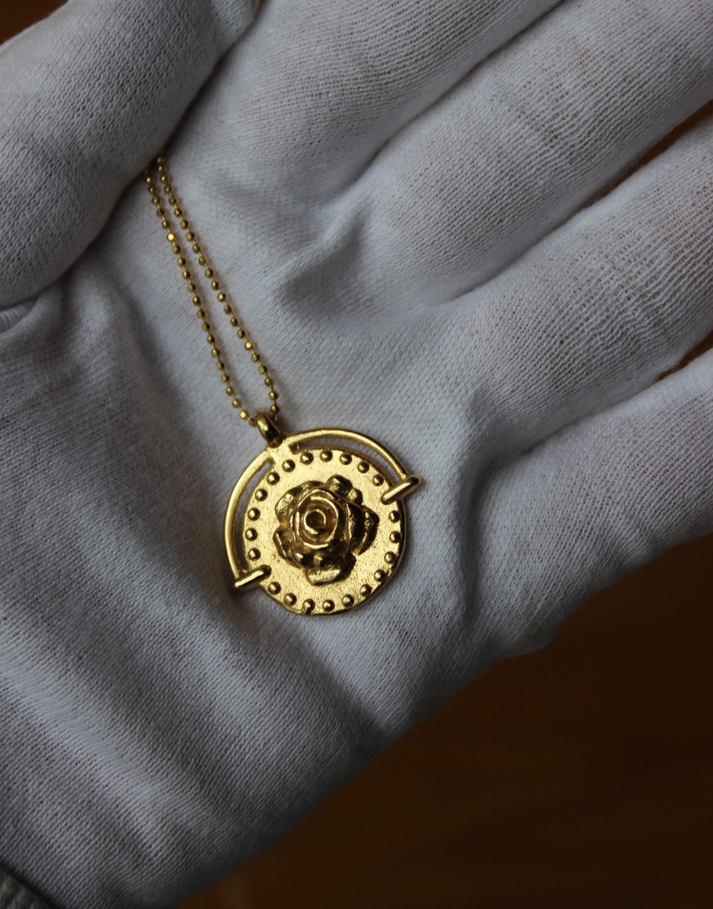 roza, medalion róża, talizman, amulet. róża. kielich kwiatu. naszyjnik z kwiatem. medalion kwiat.  Naszyjnik z medalionem. Biżuteria autorska. Naszyjnik moneta 3d. Naszyjnik z moneta. Medaliony na łańcuszku. Naszyjnik talizman. Amulet. naszyjnik z różą