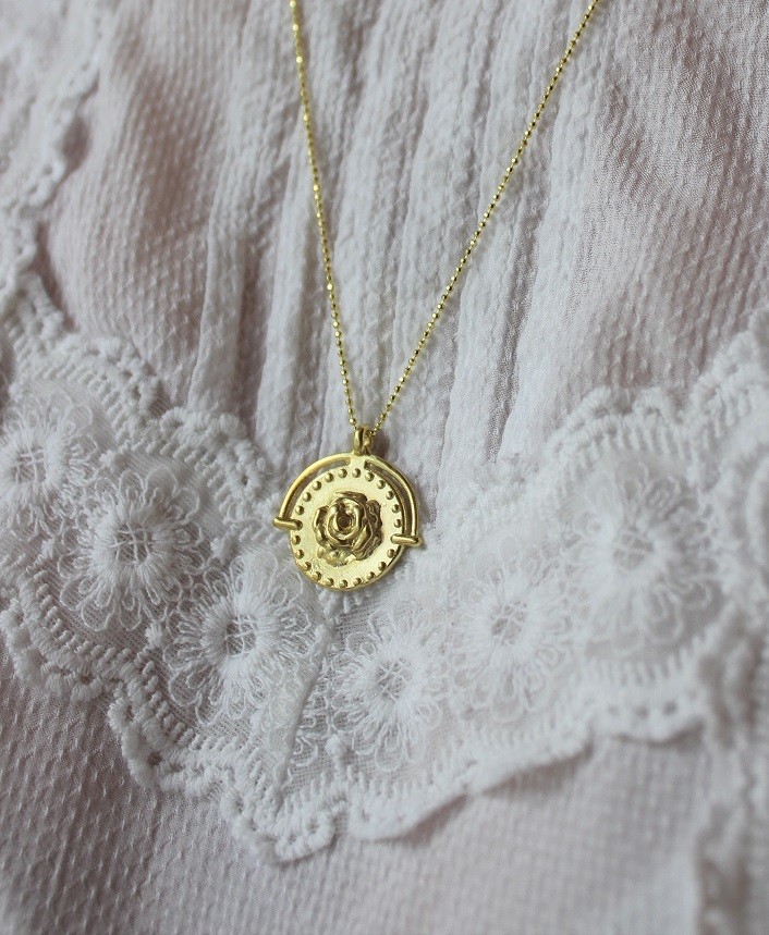 roza, medalion róża, talizman, amulet. róża. kielich kwiatu. naszyjnik z kwiatem. medalion kwiat.  Naszyjnik z medalionem. Biżuteria autorska. Naszyjnik moneta 3d. Naszyjnik z moneta. Medaliony na łańcuszku. Naszyjnik talizman. Amulet. naszyjnik z różą