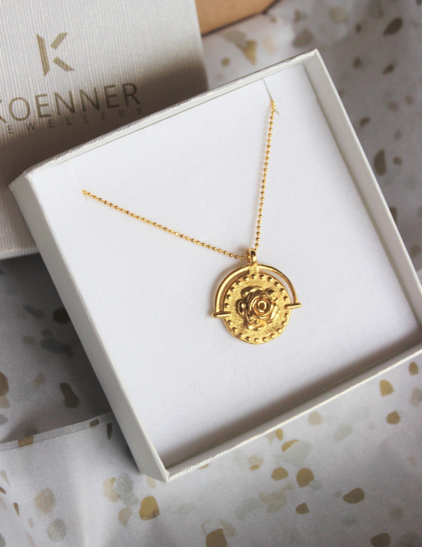 roza, medalion róża, talizman, amulet. róża. kielich kwiatu. naszyjnik z kwiatem. medalion kwiat.  Naszyjnik z medalionem. Biżuteria autorska. Naszyjnik moneta 3d. Naszyjnik z moneta. Medaliony na łańcuszku. Naszyjnik talizman. Amulet. naszyjnik z różą