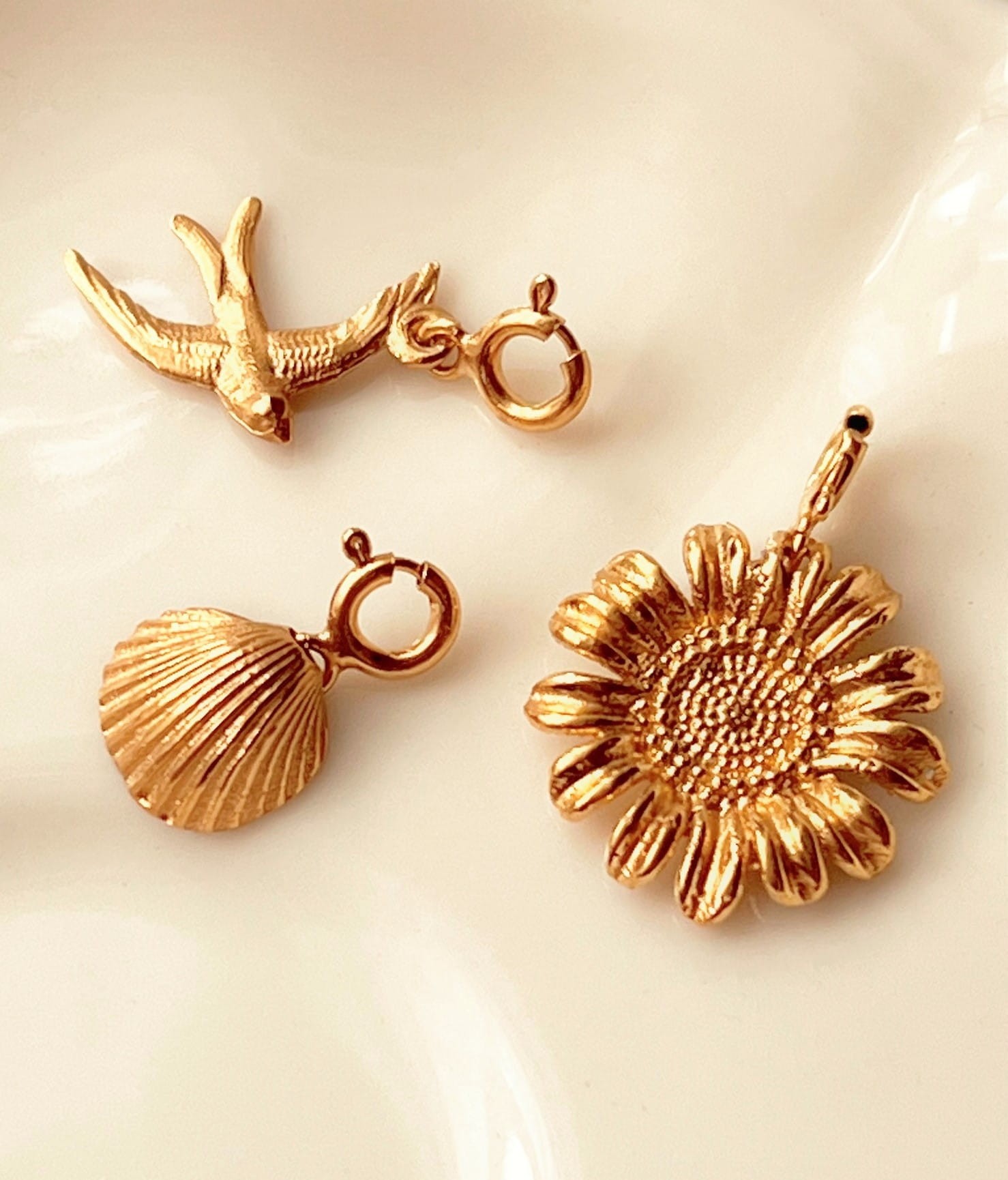 trzy charmsy na bialym.JPG