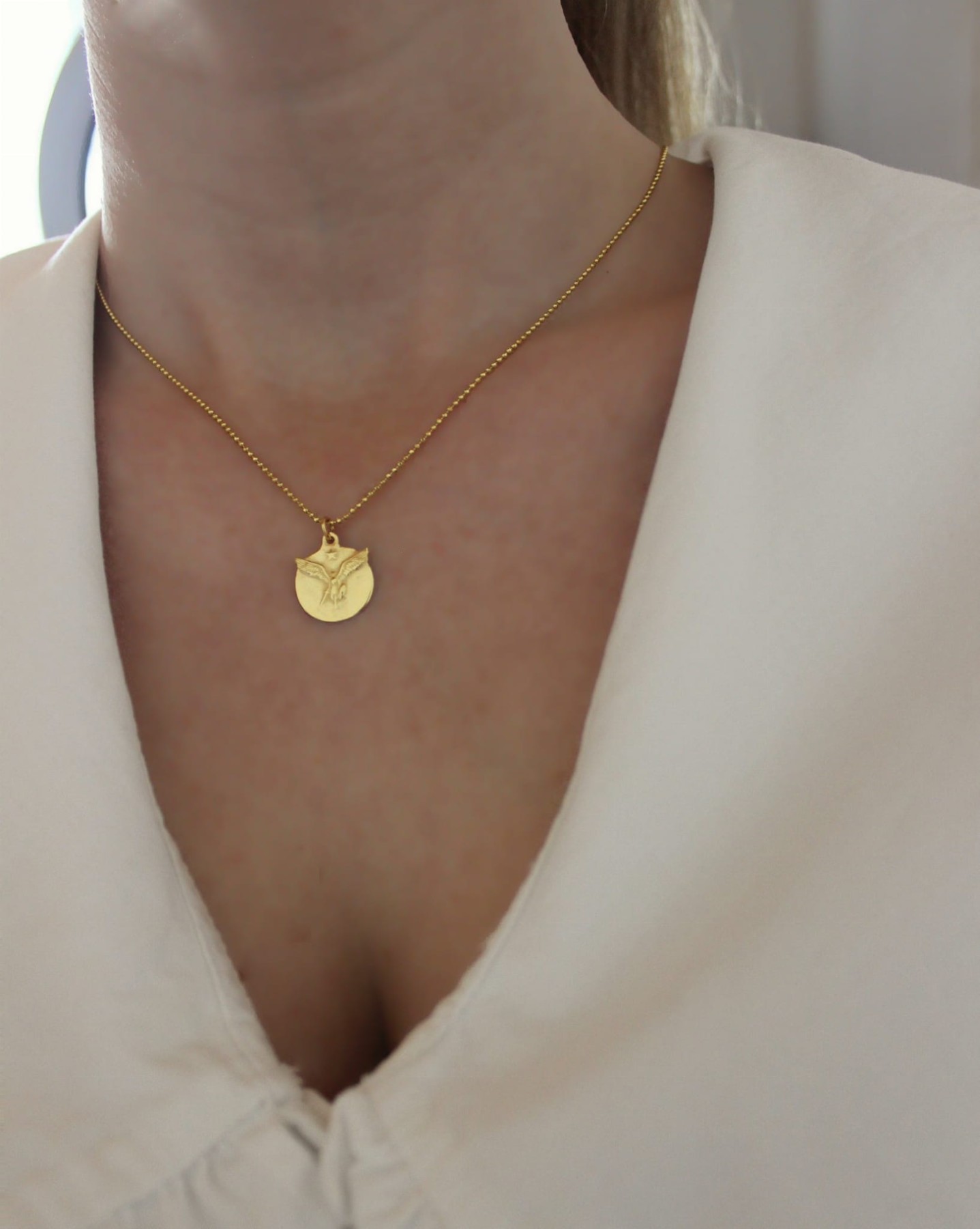 Mini medalik Arch Michal na szyi.jpg