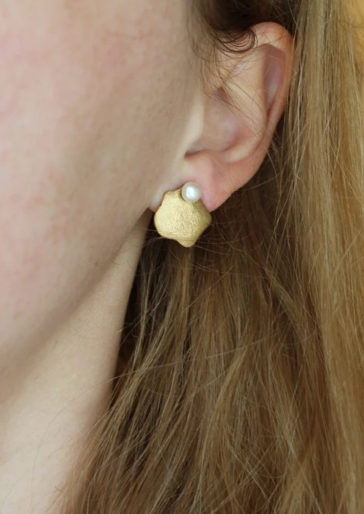 pearl studs1.jpg