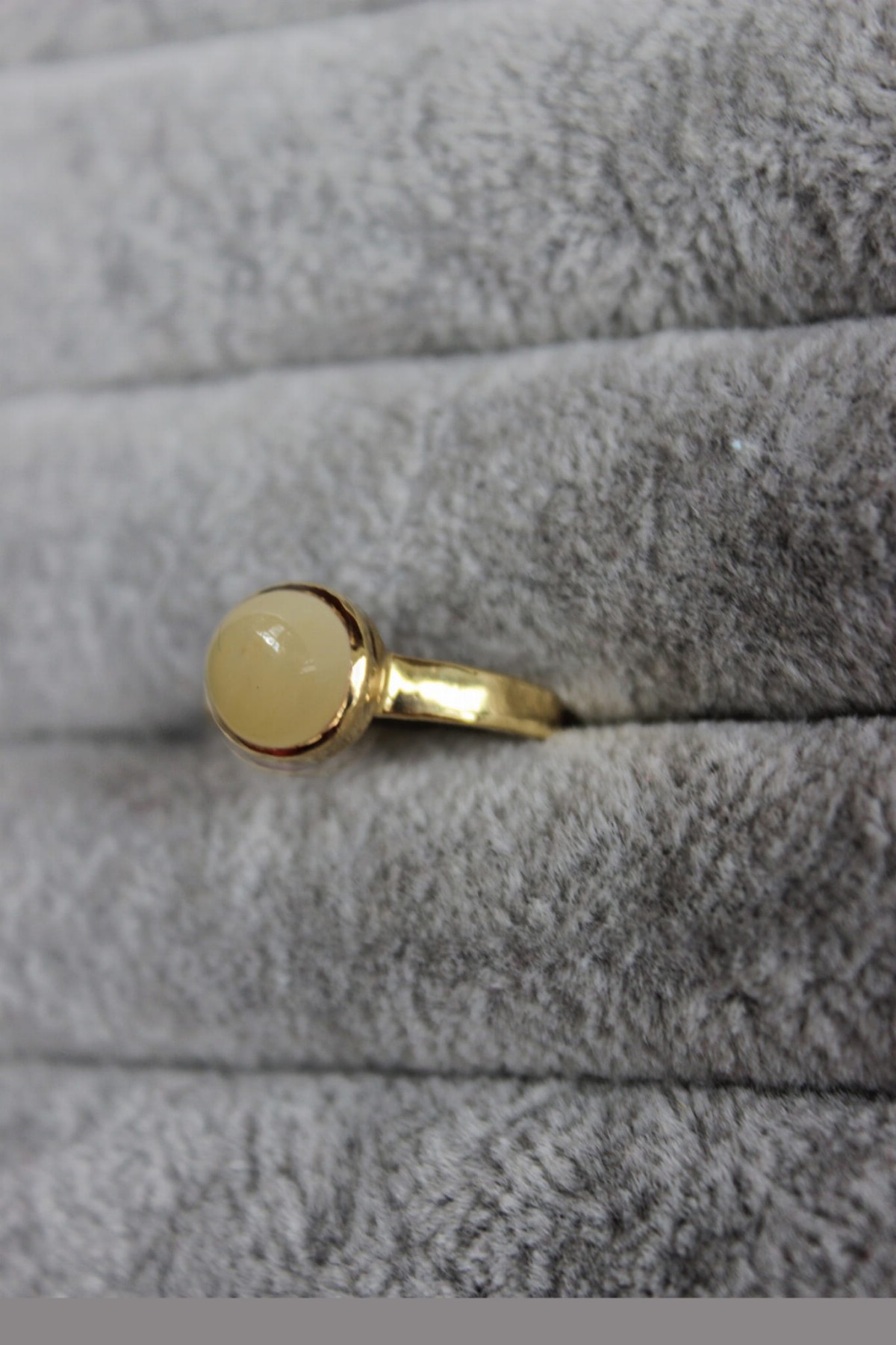 żółty pierscionek z kwarcem.jpg