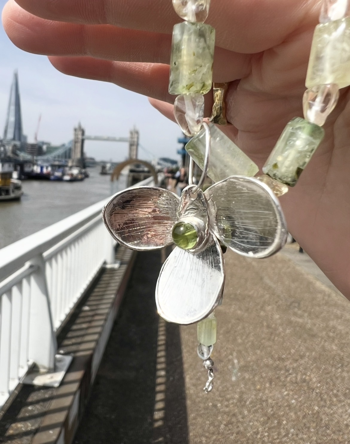 Kwiat nadziei z oliwinem na chokerze z cytrynów i prehnitów