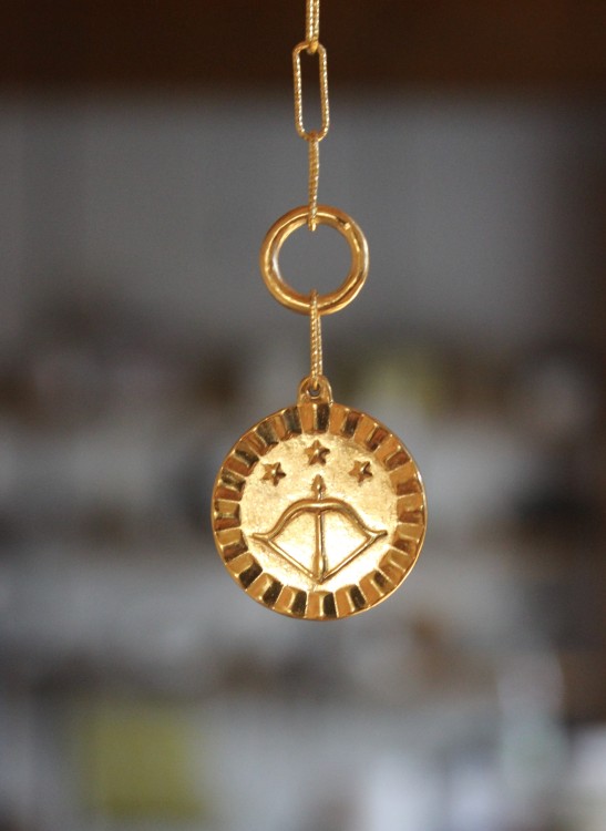 Naszyjnik z medalionem to najlepsza forma talizmanu. Moneta na łańcuszku. Motywujący naszyjnik. Rozwój osobisty. medalion. amulet talizman. Zapięcie przewlekane typu toggle. Mierz wysoko